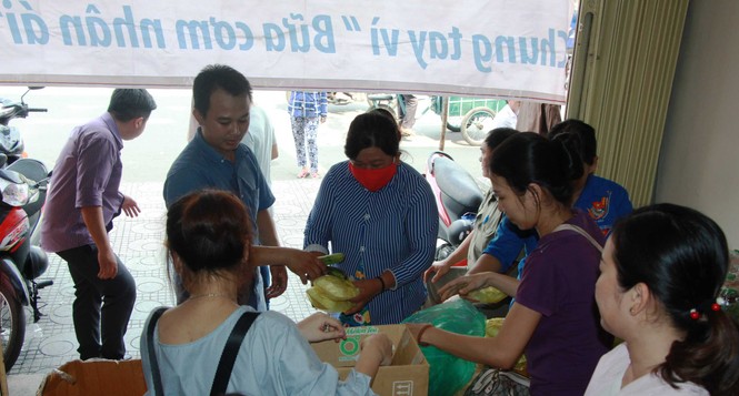 Tặng 500 phần cơm nghĩa tình đến người nghèo - ảnh 3