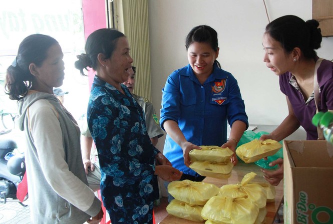 Tặng 500 phần cơm nghĩa tình đến người nghèo - ảnh 5