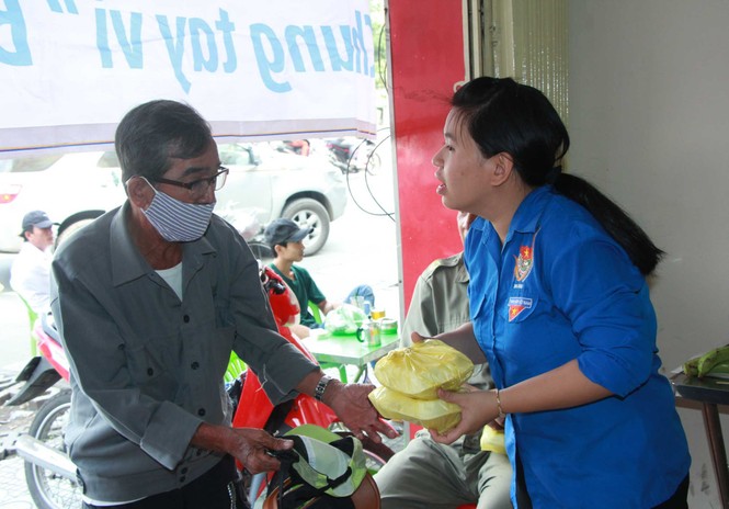 Tặng 500 phần cơm nghĩa tình đến người nghèo - ảnh 6
