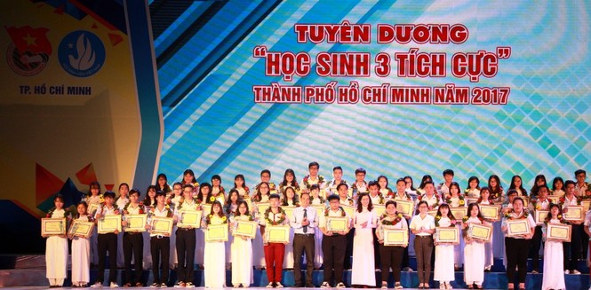 Tuyên dương 102 'Sinh viên 5 tốt' và 113 'Học sinh 3 tích cực' - ảnh 1