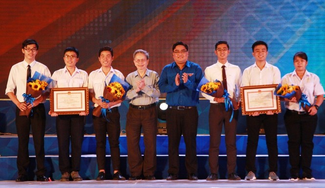 Tuyên dương 102 'Sinh viên 5 tốt' và 113 'Học sinh 3 tích cực' - ảnh 4