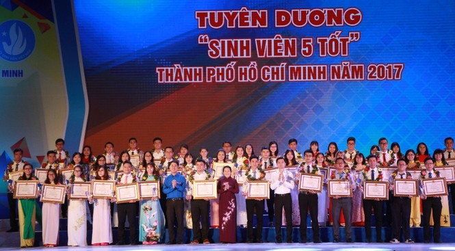 Tuyên dương 102 'Sinh viên 5 tốt' và 113 'Học sinh 3 tích cực' - ảnh 3