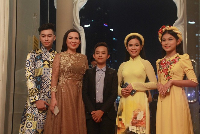 Phi Nhung đưa các con nuôi lên thảm đỏ giải Mai Vàng - ảnh 10