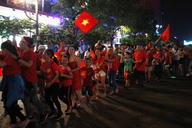 Du khách gõ chiêng chung vui cùng người hâm mộ Việt - ảnh 4