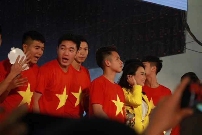 Văn Thanh tái hiện 'dáng đứng lịch sử' tại chảo lửa Thống Nhất - ảnh 9