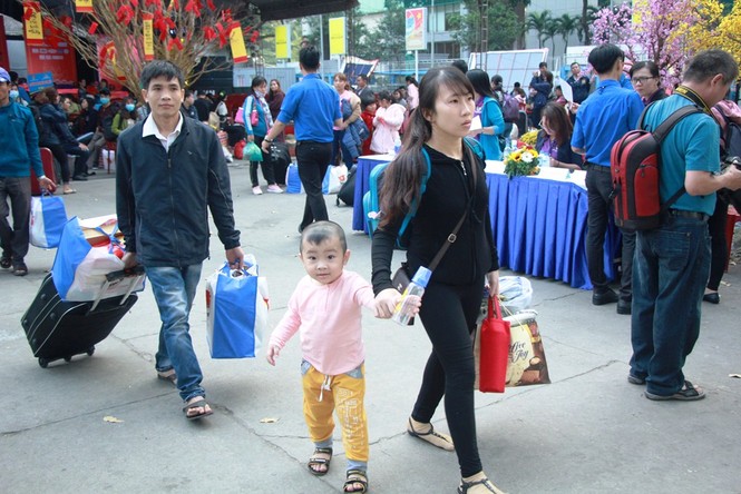 1.000 công nhân hoàn cảnh khó khăn về quê ăn Tết sớm - ảnh 1
