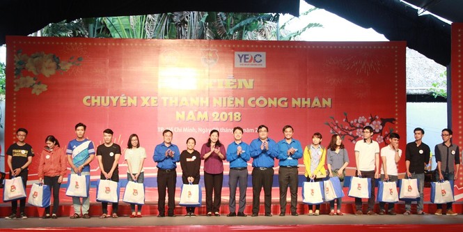 1.000 công nhân hoàn cảnh khó khăn về quê ăn Tết sớm - ảnh 4