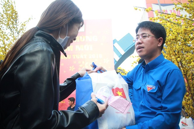 1.000 công nhân hoàn cảnh khó khăn về quê ăn Tết sớm - ảnh 3