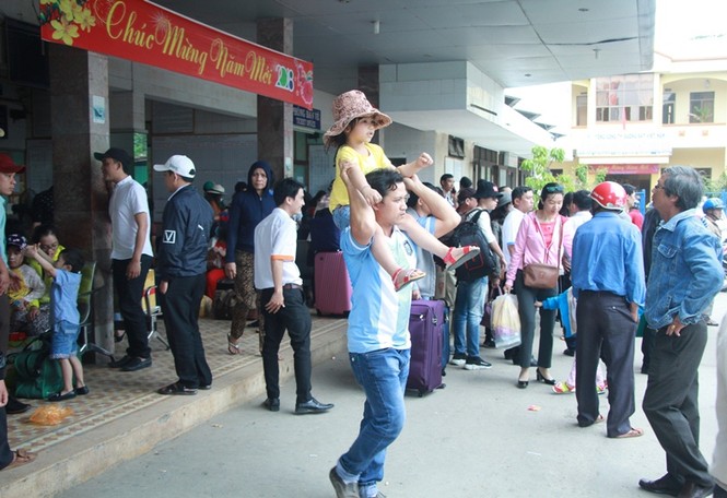 Ga Quảng Ngãi nhộn nhịp ngày mùng 3 Tết - ảnh 10