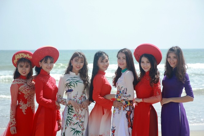 Dàn người đẹp đất Quảng thướt tha du xuân trong tà áo dài - ảnh 6