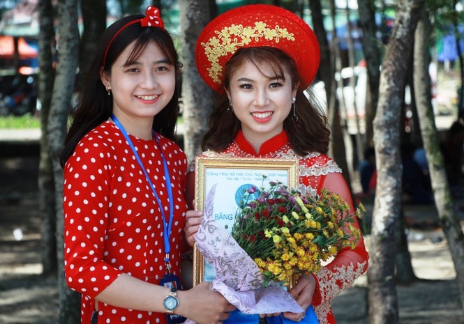 Dàn người đẹp đất Quảng thướt tha du xuân trong tà áo dài - ảnh 17