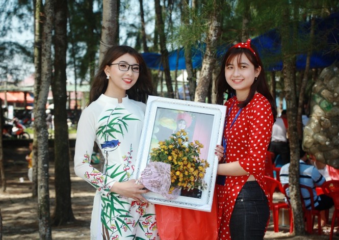 Dàn người đẹp đất Quảng thướt tha du xuân trong tà áo dài - ảnh 12