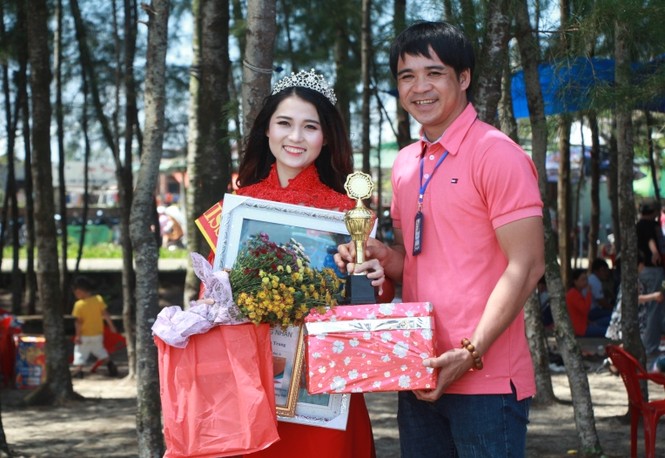Dàn người đẹp đất Quảng thướt tha du xuân trong tà áo dài - ảnh 10