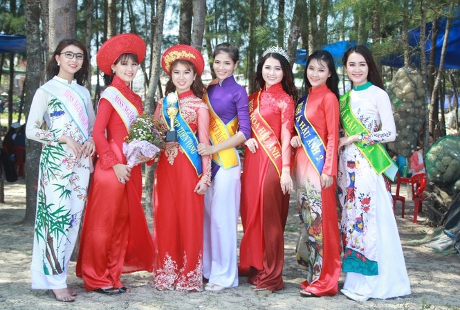 Dàn người đẹp đất Quảng thướt tha du xuân trong tà áo dài - ảnh 8