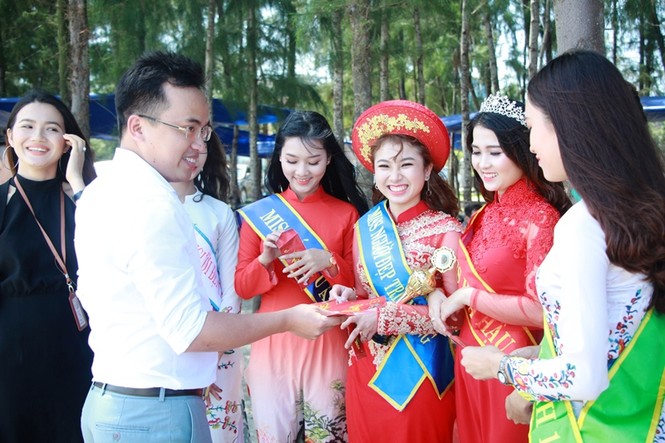 Dàn người đẹp đất Quảng thướt tha du xuân trong tà áo dài - ảnh 19
