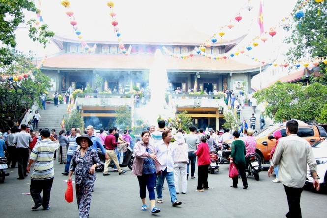Lên chùa lễ Phật, thỉnh chuông cầu an ngày rằm tháng Giêng - ảnh 1