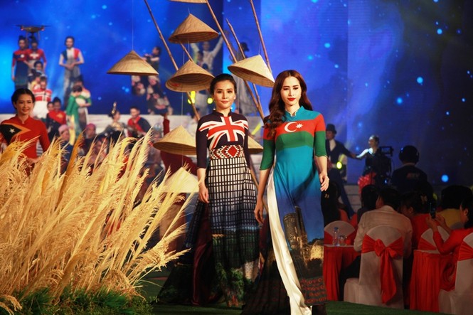 Chiêm ngưỡng hàng trăm áo dài muôn màu khoe sắc tại TPHCM - ảnh 10