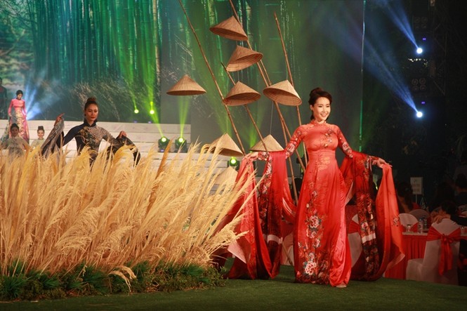 Chiêm ngưỡng hàng trăm áo dài muôn màu khoe sắc tại TPHCM - ảnh 7