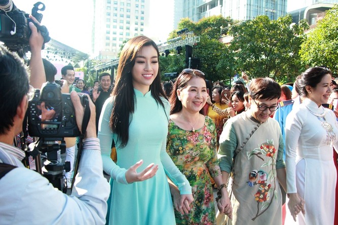 Hoa hậu Đỗ Mỹ Linh rạng rỡ selfie cùng đông đảo người hâm mộ - ảnh 2