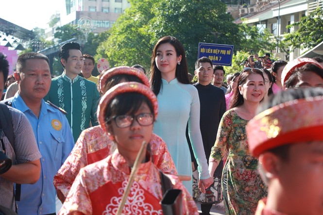 Hoa hậu Đỗ Mỹ Linh rạng rỡ selfie cùng đông đảo người hâm mộ - ảnh 3
