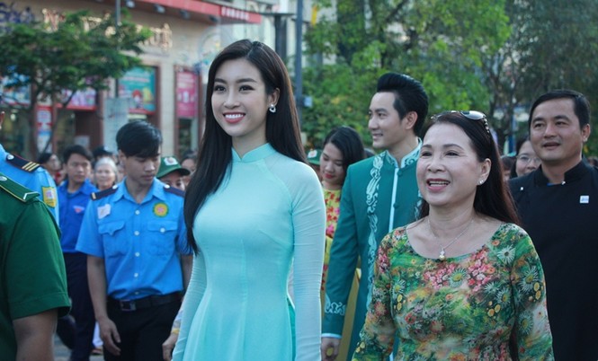 Hoa hậu Đỗ Mỹ Linh rạng rỡ selfie cùng đông đảo người hâm mộ - ảnh 8
