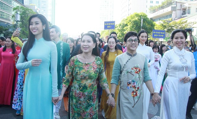 Hoa hậu Đỗ Mỹ Linh rạng rỡ selfie cùng đông đảo người hâm mộ - ảnh 6