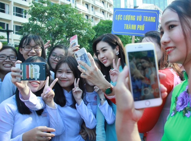 Hoa hậu Đỗ Mỹ Linh rạng rỡ selfie cùng đông đảo người hâm mộ - ảnh 10
