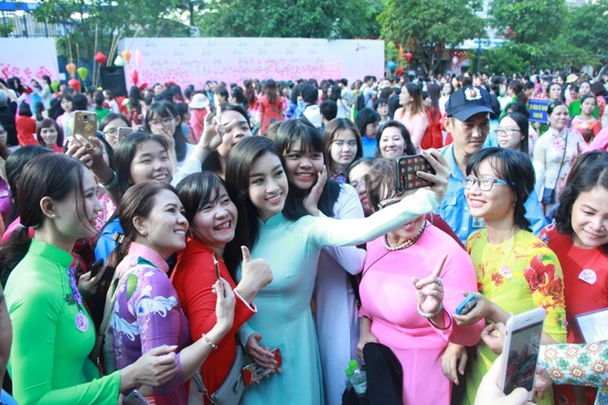 Hoa hậu Đỗ Mỹ Linh rạng rỡ selfie cùng đông đảo người hâm mộ - ảnh 12