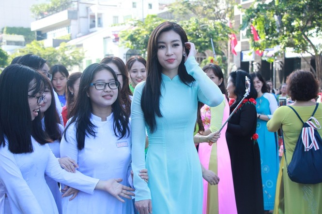 Hoa hậu Đỗ Mỹ Linh rạng rỡ selfie cùng đông đảo người hâm mộ - ảnh 13