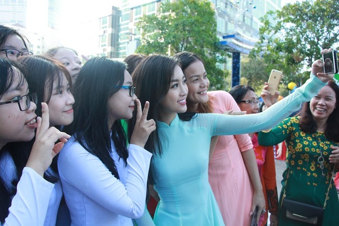 Hoa hậu Đỗ Mỹ Linh rạng rỡ selfie cùng đông đảo người hâm mộ - ảnh 16