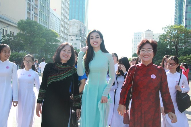 Hoa hậu Đỗ Mỹ Linh rạng rỡ selfie cùng đông đảo người hâm mộ - ảnh 18