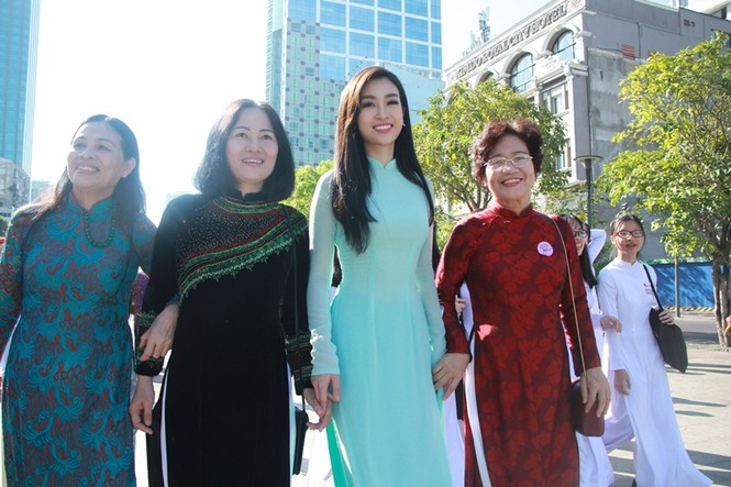 Hoa hậu Đỗ Mỹ Linh rạng rỡ selfie cùng đông đảo người hâm mộ - ảnh 17