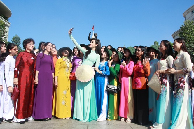 Hoa hậu Đỗ Mỹ Linh rạng rỡ selfie cùng đông đảo người hâm mộ - ảnh 19