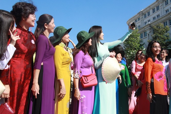 Hoa hậu Đỗ Mỹ Linh rạng rỡ selfie cùng đông đảo người hâm mộ - ảnh 20