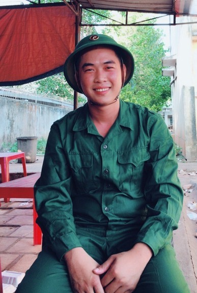 Nam sinh tạm gác bằng cử nhân lên đường nhập ngũ - ảnh 2