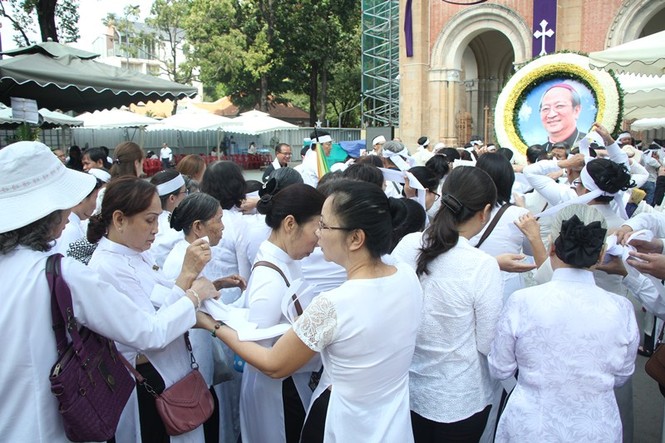 Hàng ngàn giáo dân vấn khăn tang viếng Đức Tổng giám mục Bùi Văn Đọc - ảnh 1