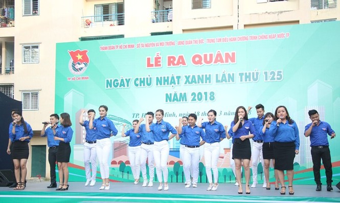 Bạn trẻ chung tay làm đẹp khu phố ngày Chủ nhật xanh - ảnh 1