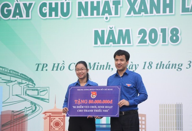 Bạn trẻ chung tay làm đẹp khu phố ngày Chủ nhật xanh - ảnh 3