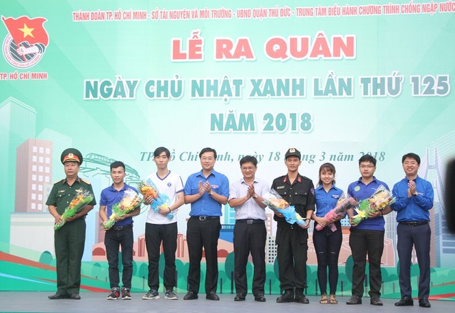 Bạn trẻ chung tay làm đẹp khu phố ngày Chủ nhật xanh - ảnh 4
