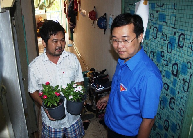 Bạn trẻ chung tay làm đẹp khu phố ngày Chủ nhật xanh - ảnh 15