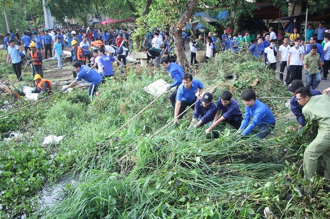Bạn trẻ chung tay làm đẹp khu phố ngày Chủ nhật xanh - ảnh 6