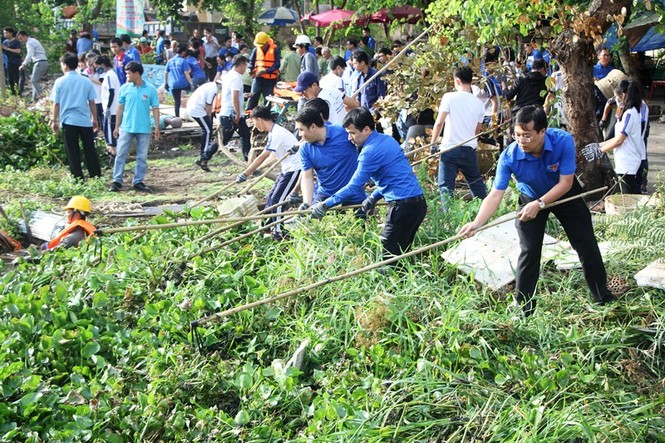 Bạn trẻ chung tay làm đẹp khu phố ngày Chủ nhật xanh - ảnh 7