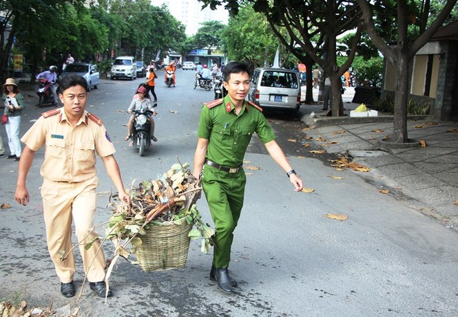 Bạn trẻ chung tay làm đẹp khu phố ngày Chủ nhật xanh - ảnh 10