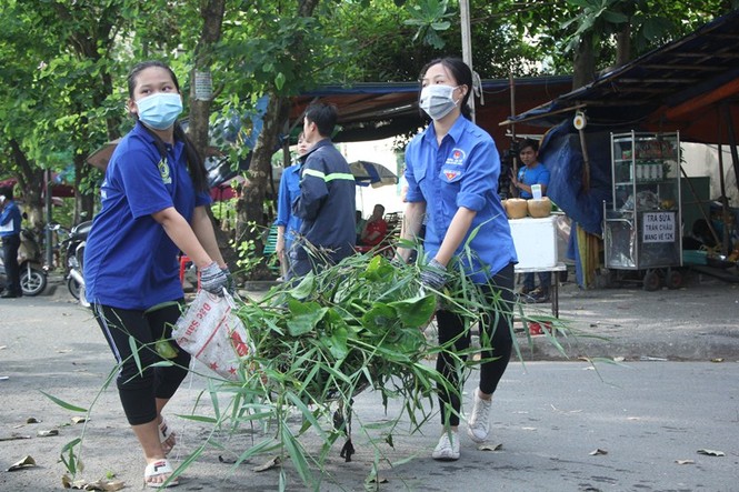 Bạn trẻ chung tay làm đẹp khu phố ngày Chủ nhật xanh - ảnh 14