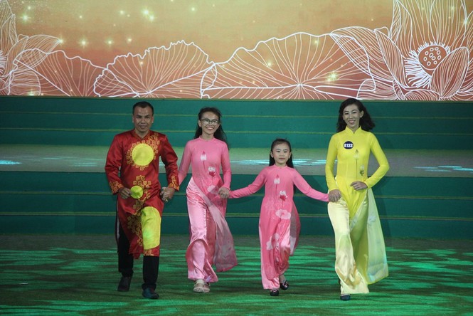 3 thế hệ cùng trình diễn tại chung kết 'Duyên dáng áo dài TPHCM' - ảnh 23
