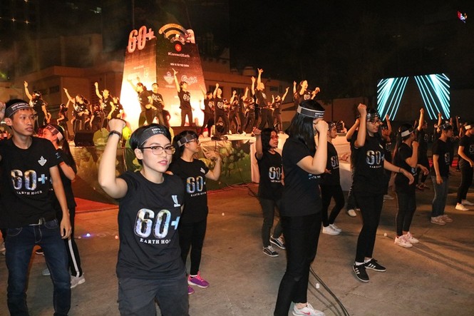 Giới trẻ Sài Gòn chung tay tắt đèn Giờ Trái đất 2018 - ảnh 1