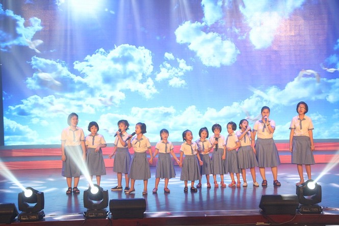 cô bé chim cánh cụt, Đêm nhạc Từ trái tim đến trái tim, ca sĩ khách mời, giao lưu văn nghệ, Hội LHTN VN TPHCM, Trung tâm công tác xã hội thanh niên TP - ảnh 6