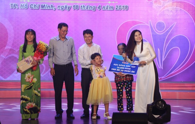 cô bé chim cánh cụt, Đêm nhạc Từ trái tim đến trái tim, ca sĩ khách mời, giao lưu văn nghệ, Hội LHTN VN TPHCM, Trung tâm công tác xã hội thanh niên TP - ảnh 3