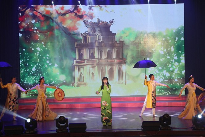 cô bé chim cánh cụt, Đêm nhạc Từ trái tim đến trái tim, ca sĩ khách mời, giao lưu văn nghệ, Hội LHTN VN TPHCM, Trung tâm công tác xã hội thanh niên TP - ảnh 4