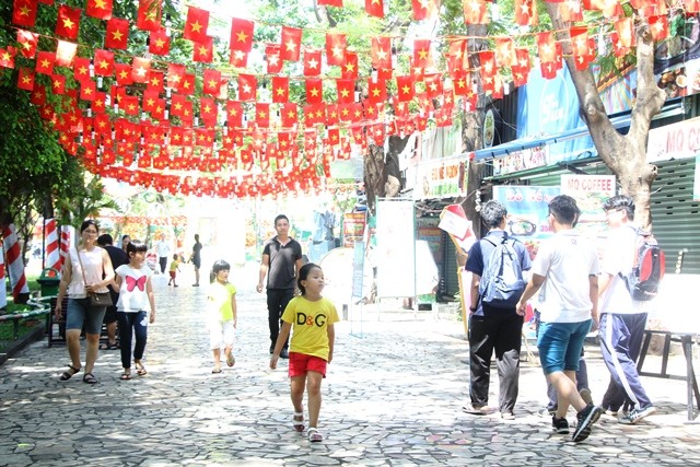 Chơi nốt ngày nghỉ cuối, dân Sài Gòn đổ về Thảo Cầm Viên - ảnh 15